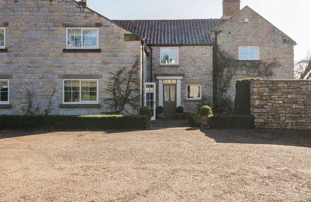 WELBURN GRANGE FARM, pet friendly, with open fire in Kirkbymoorside