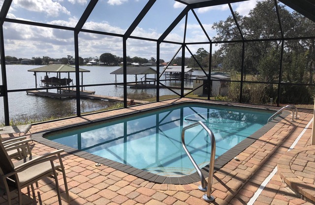 Bienvenido a LAKESIDE ESCAPE, disfruta de PISCINA privada y LAKEFRONT Dock. Pescado y kayak