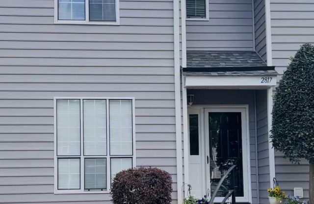 Welcome Home! 2bed/2.5 bath townhouse in the heart of Charlotte