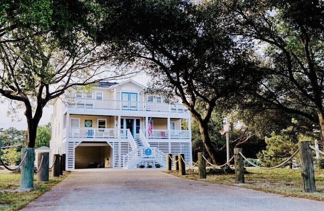 Welcome home! 4100 sq ft, Pool, Fully stocked house near Downtown Duck and ocean