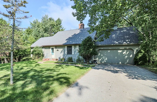 Welcome Home- Charming 4 Bedroom House in Town