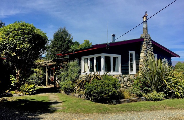 Welcome Home Cottage, Manapouri, Fiordland