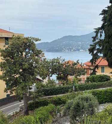 WELCOME RIVIERA Primavera 1A Vista mare- spazioso e comodo appartamento-2 bagni-wifi-aria condizionata in ogni stanza-garage a pagamento 15 euro al giorno