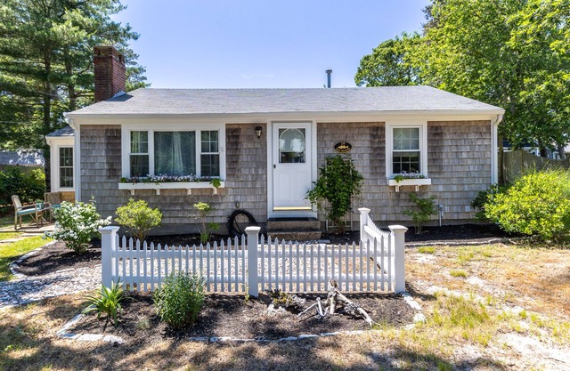 Welcome To Beach Bungalow - Close to South Village Beach