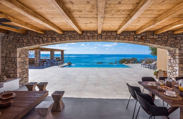 ¡Bienvenido a Beach House Arvi en Creta, donde cada detalle importa!