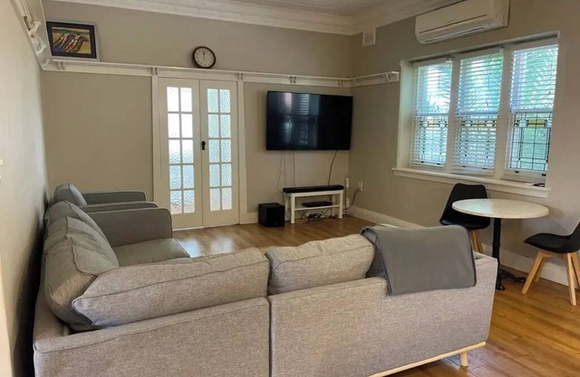 Welcome to 'Best Wagga Accommodation': Cheerful 3 bedroom home.