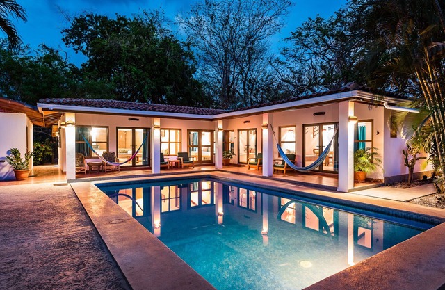 Bienvenido a Casa Verde, aislada en Playa Grande, a solo 50 metros de la playa.