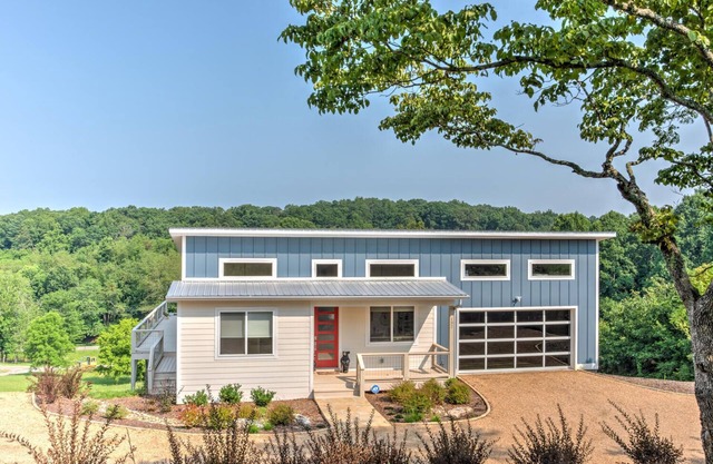 Welcome to Carol's Castle! Mountain views & horses within 15 min of DT Asheville