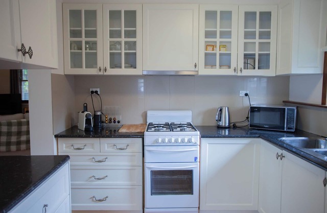 Welcome to Cosy Cottage – your peaceful 2-bedroom home in the heart of Ballarat
