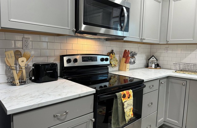 Welcome To Cozy Living! Peaceful & Simple 7 mins to NC Wesleyan 15min to R.Mount