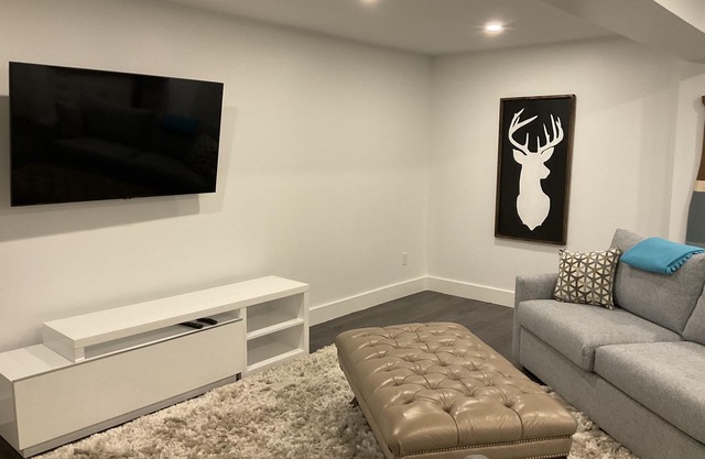Welcome to luxury living in a perfect location in Blue Mountain