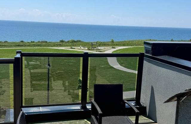 Welcome to lake breeze water view. Wake up to breathe taking lake view.