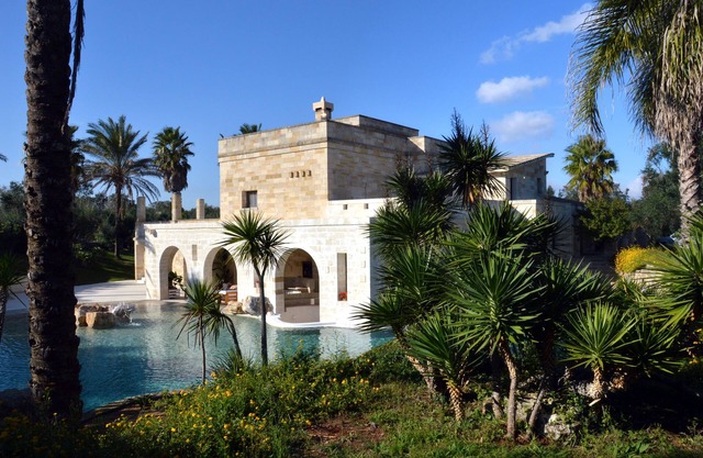 Villa con piscina privada rodeada de olivos de Salento.