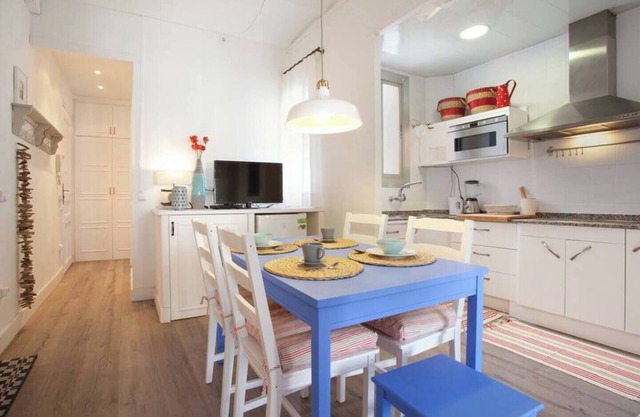 ¡Bienvenido a nuestro acogedor apartamento en Poblenou! Te encantará por su ubicación, cerca de los principales lugares de interés de Barcelona y, al mismo tiempo, alejado del ruido de la ciudad.
