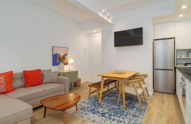 ¡Bienvenidos a nuestro acogedor apartamento en Poblenou! Te encantará por su ubicación, cerca de todos los lugares interesantes de Barcelona y, al mismo tiempo, alejado del ruido de la ciudad.