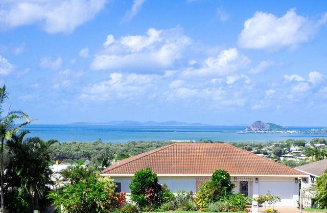 **Welcome to Pearl of the Coast: A Coastal Sanctuary of Luxury Living**