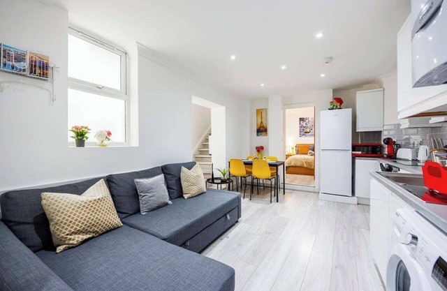 This apartment is a 3 bedroom(s), 3 bathrooms, located in Greater London, En.