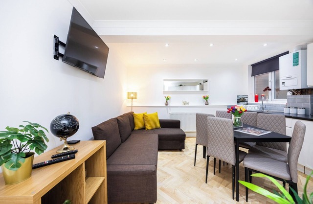 This apartment is a 2 bedroom(s), 1 bathrooms, located in Greater London, England.