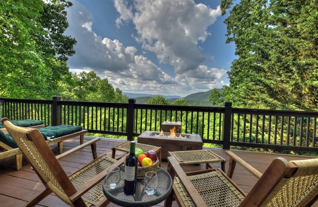 Welcome to Starlight Mountain: Pet-friendly haven boasting stunning mountain views, hot tub, fire-table, pool table, and reliable WiFi