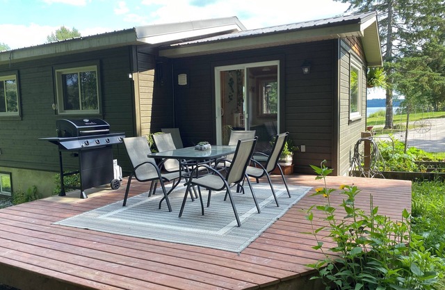 Welcome to the Lake! Air-conditioning- Fibre internet- Lake Side hangs & Bonfire