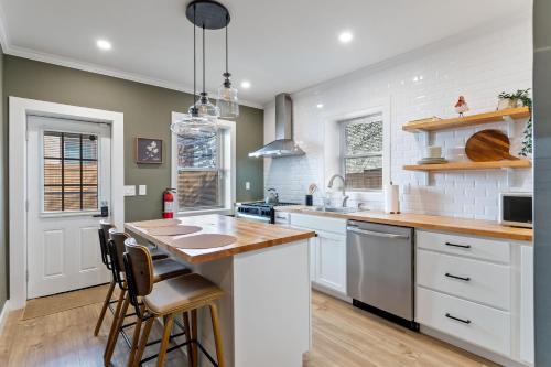 Welcome to The Lux Collective a Spacious 5-Bedroom House close to Stadiums, Universities, Center City & more!
