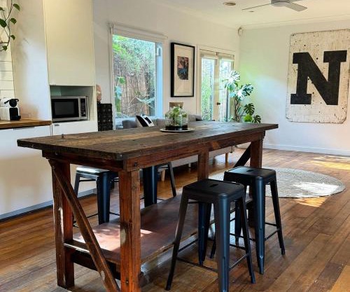 Welcome to The Roy - Family home close to airport and train!