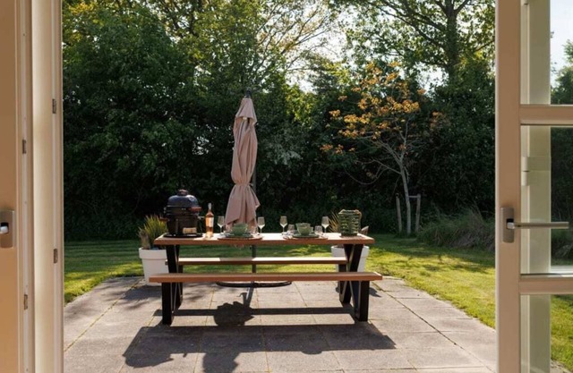 Welcome to this very well-equipped chalet with a contemporary Scandinavian flair! Located on the edg