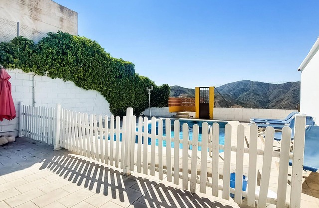 Welcome to this bright and welcoming vacation home with swimming pool.