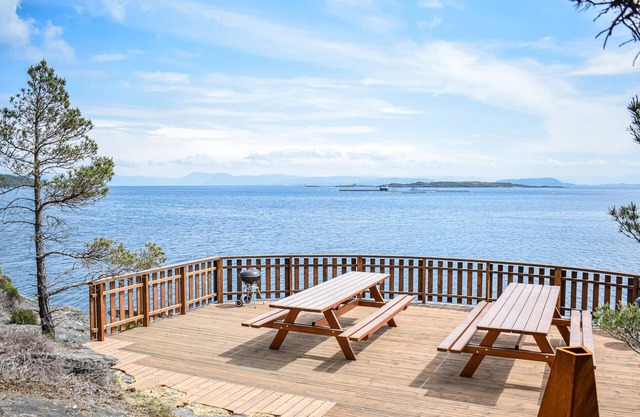 Alojamiento de 4 habitaciones en Nedstrand