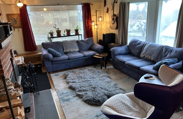 Welcome to Troll Haven! 10 minutes from downtown, cozy space with kitchenette.