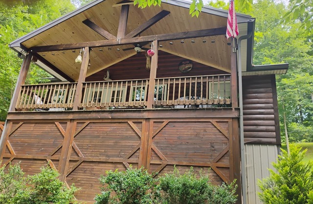 Welcome to Whipsaw a beautiful cottage ,just a 5 minute walk to see the lake!!