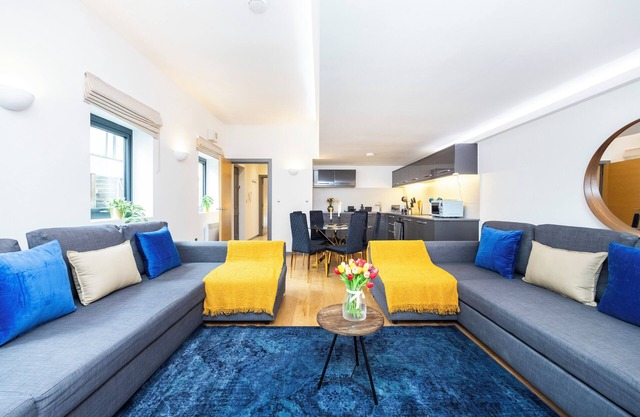 Welcome to your comfortable and convenient London retreat at Plotseeker’s 2 Bed 2 Bath Deluxe Flat in Kensington!