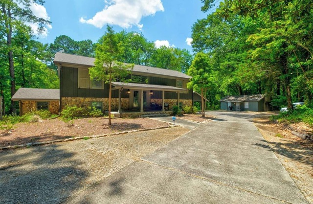 This house is a 3 bedroom(s), 3 bathrooms, located in Newnan, GA.