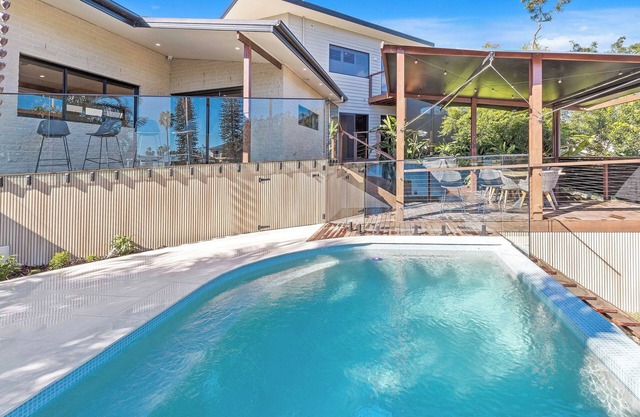 Welcome to your lakeside oasis in beautiful Burleigh Waters!