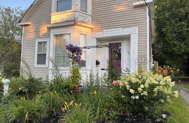 Welcoming 2-bdrm 2 bath w/AC in charming Rockland just steps to Rockland Harbor