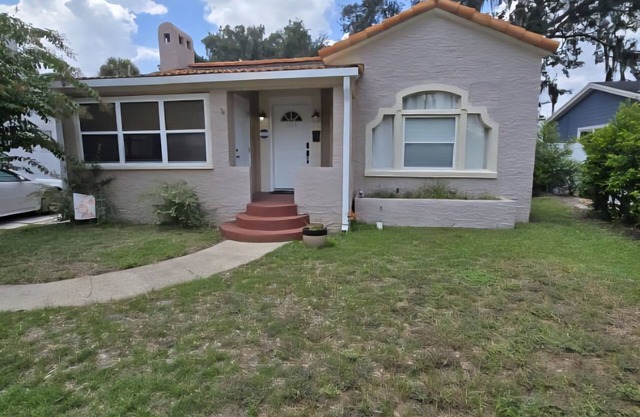Welcoming 2-bedroom lake view house in Winter Haven