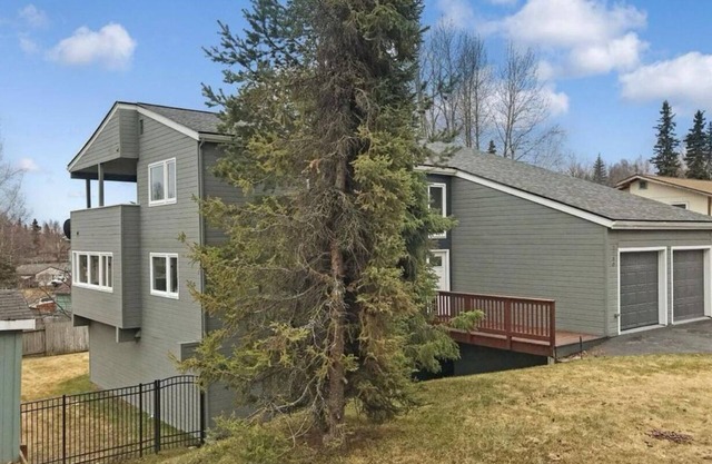 Welcoming 5-bedroom house with Chugach Mountain View's and WiFi in Anchorage