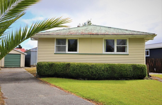 Welcoming and well loved older house centrally located in Haast township