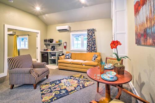 Welcoming Downtown Branson Cottage with Pool Access!