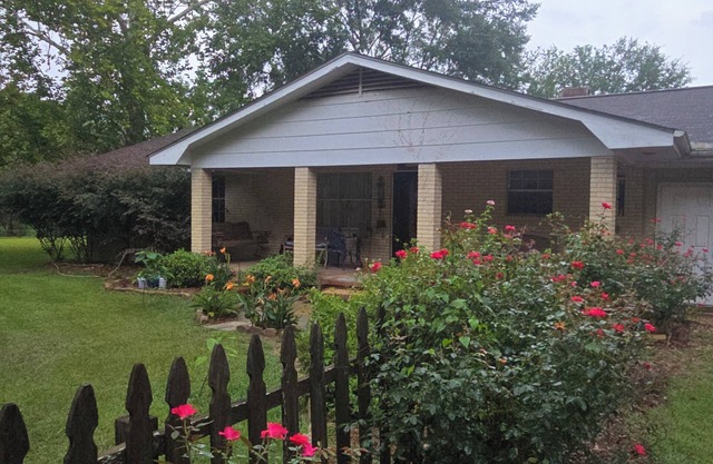 Welcoming farmhouse with AC in charming Hattiesburg
