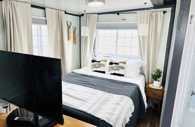 Welcoming, Friendly Studio BoxHouse in Pecos: Queen bed with Full bed