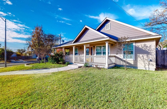 Welcoming home walkable to Steps of Alamodome & riverfront & near River Walk