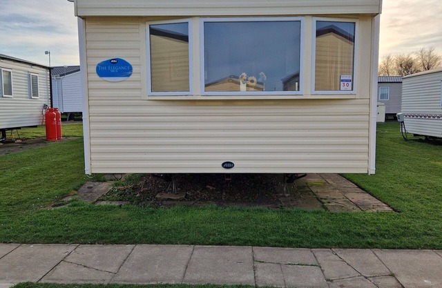 Welcoming mobile home with WiFi in Whitley Bay 450m to beach, swimming pool, bar
