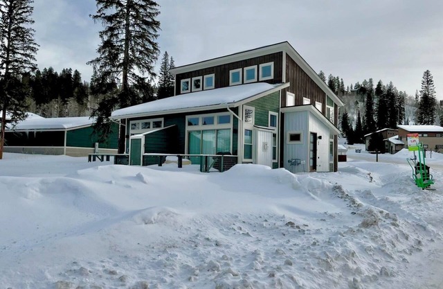 Welcoming Modern Cabin: Free Resort Shuttle right outside!