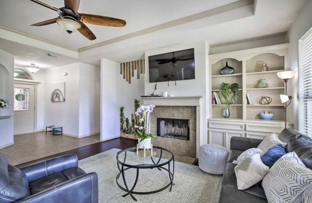 Welcoming Montgomery Home in April Sound Gated Community!