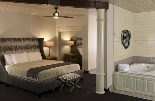 Welcoming Retreat: Lodge-style Rooms with Cozy Ambience! Parking