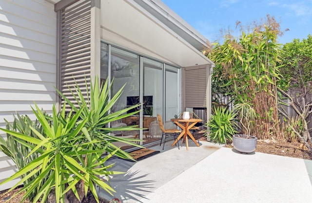 Welcoming Studio with Pool Outlook