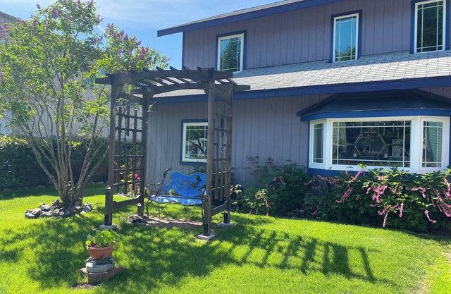 Welcoming to Cotton House's 3-bedroom house and WiFi in Anchorage