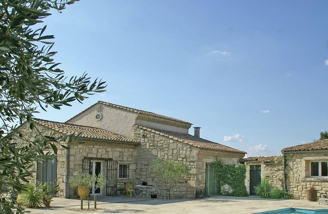 Acogedora villa con piscina privada en Montfrin