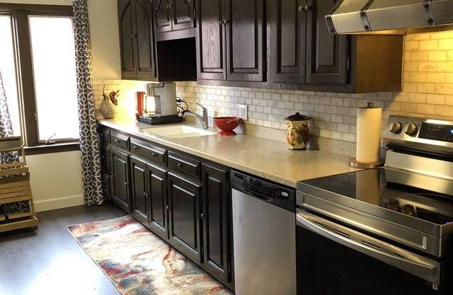 Welcoming Windmill Pointe 1600sf 2br/2ba flat with bonus Rec Room in GPP
